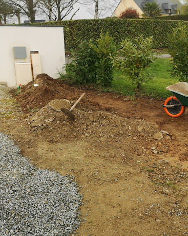 Terrassement avant plantation – chantier de MJ Élagage Abattage dans le Morbihan