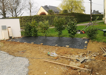 Création d'un massif – chantier de MJ Élagage Abattage dans le Morbihan